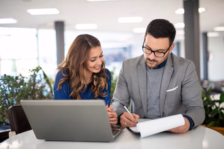 jovenes empresarios oficina moderna trabajando solucion reuniendose sobre nuevo proyecto 342744 659